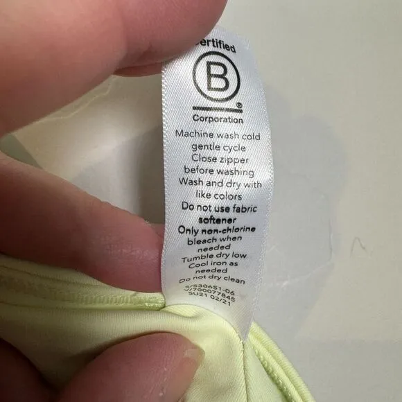 Athleta Run‎ With it 3.5&quot; Short Womens Size Medium Yellow Featherweight Stretch