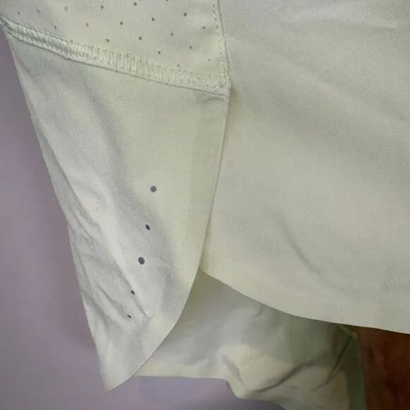 Athleta Run‎ With it 3.5&quot; Short Womens Size Medium Yellow Featherweight Stretch