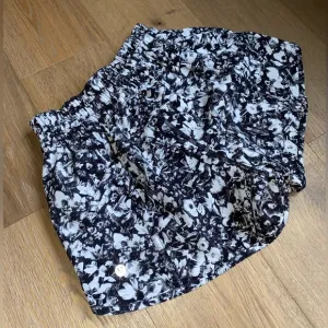 Lululemon size 4 Shorts, Lululemon Tracker shorts