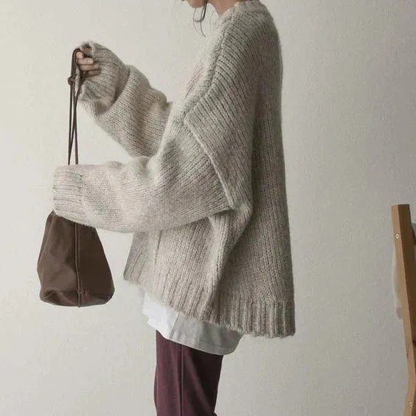 Oversized jumper with ivory-coloured front pocket and large, deep pockets for women