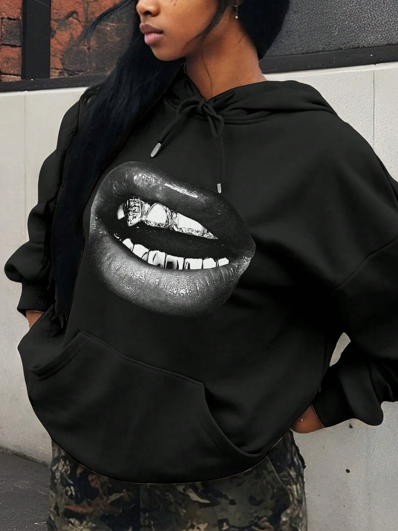 Sudadera Holgada Cherry Vibes con Capucha y Estampado Sexy