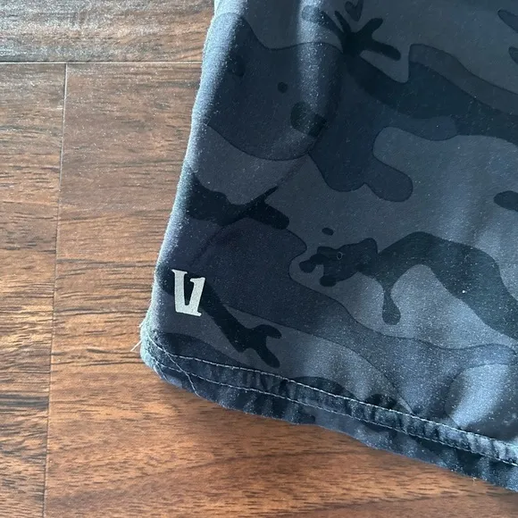 Vuori Clementine Shorts Black Camo Size small