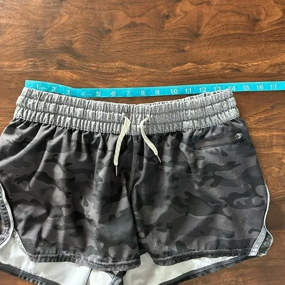 Vuori Clementine Shorts Black Camo Size small