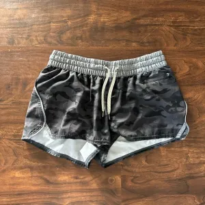 Vuori Clementine Shorts Black Camo Size small