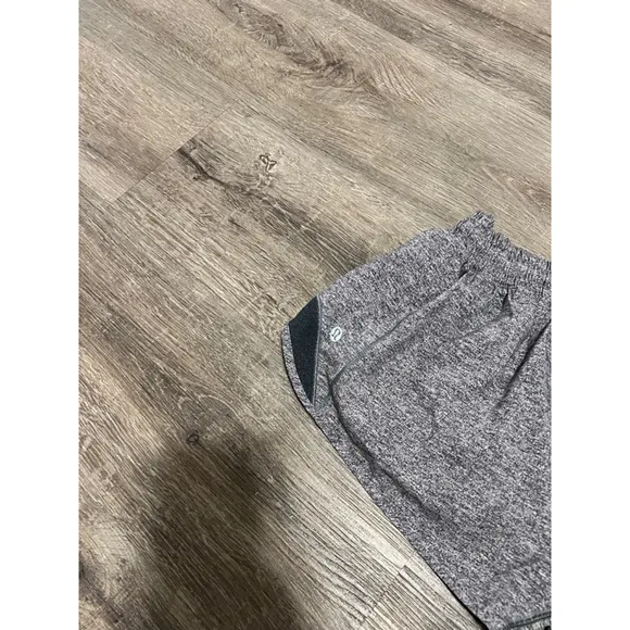 Women's Lululemon both hoy Shorts Size 4 Gray Athletic